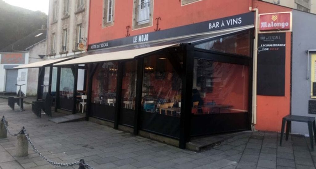 Bâche pour fermer une pergola de l'hôtel de L'Escale