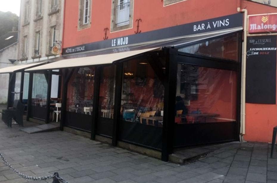 Bâche pour fermer une pergola de l'hôtel de L'Escale