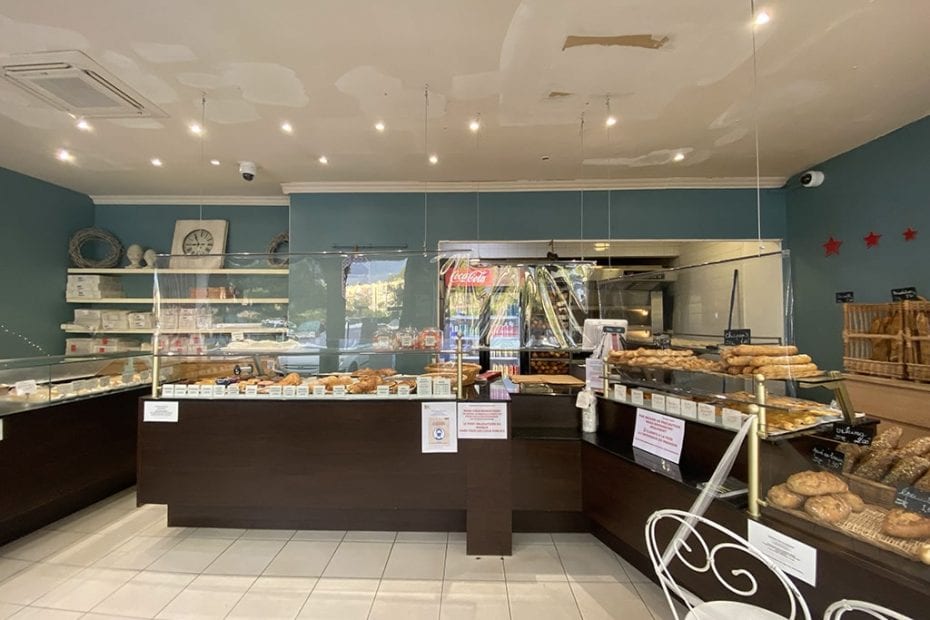 Store transparent d'un écran covid suspendu d'un boulangerie