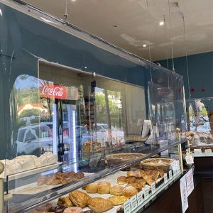 Store transparent d'un écran covid suspendu d'un boulangerie