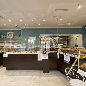 Store transparent d'un écran covid suspendu d'un boulangerie