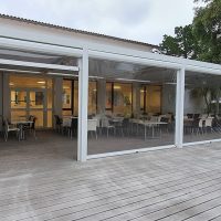 Bâche pour fermer une pergola d'un centre de vacances