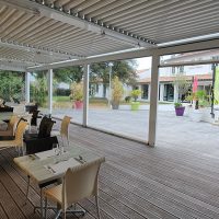 Bâche pour fermer une pergola d'un centre de vacances