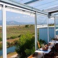 Bâche pour fermer une pergola du restaurant le welcome café